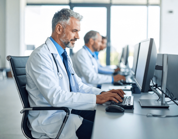 Werkende arts in wachtpost met Mediris Wacht